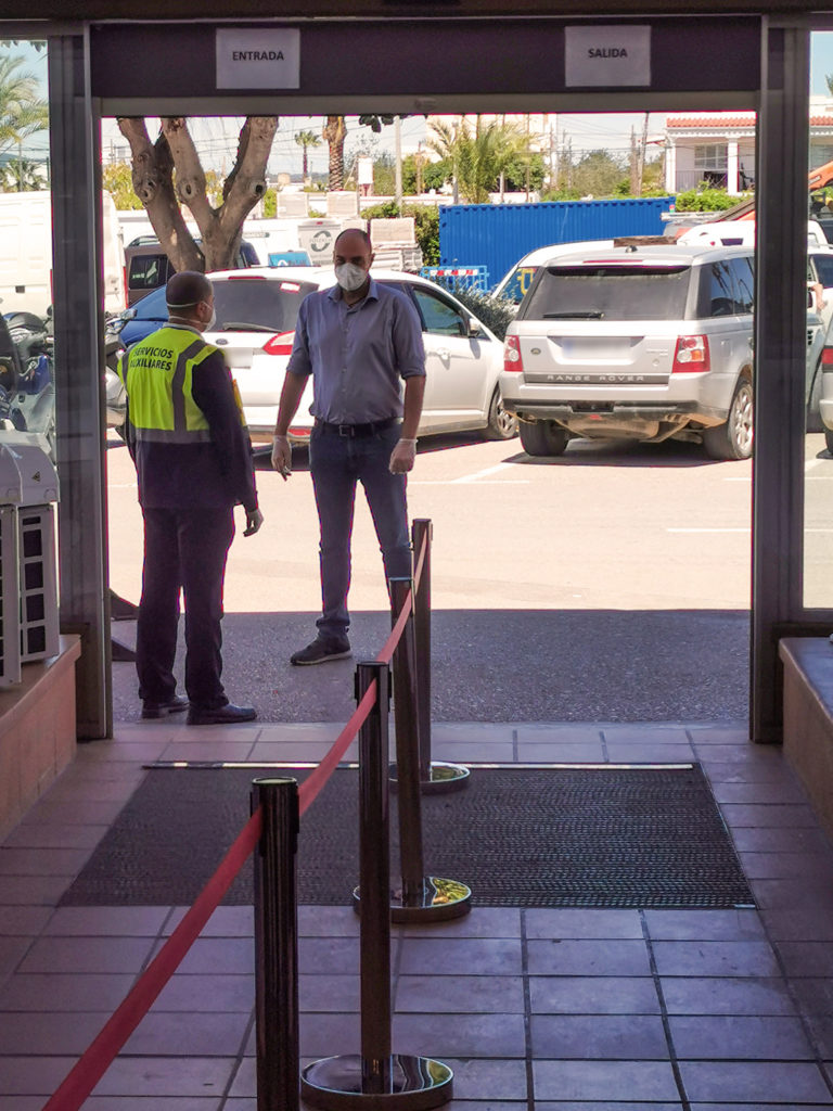 Pensando en nuestros clientes 9 Pensando en nuestros clientes 9